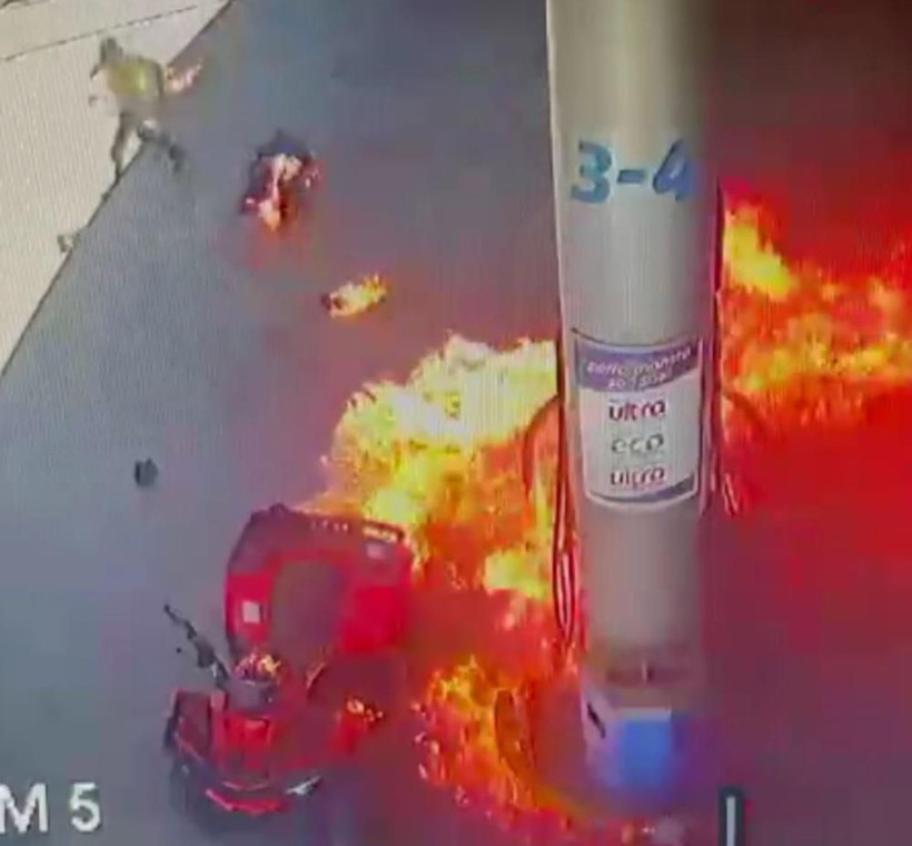 Benzin dolumu esnasında çakmak çaktı, alevlerin içinde kaldı - Resim: 2