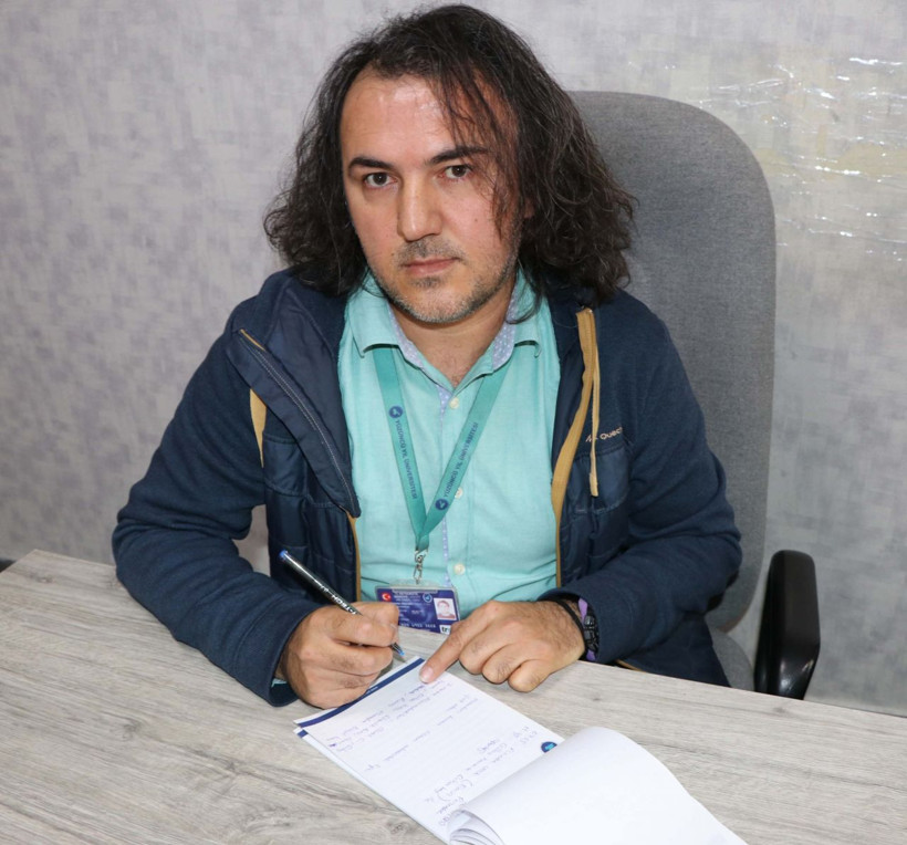 Van'da koronavirüs önlemi görüştüğü kişileri not alıyor - Resim: 4