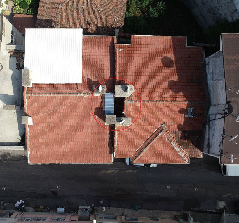 Bursa'da görenler gözlerine inanamıyor iki bina arasında sıkıp kaldı - Resim: 2