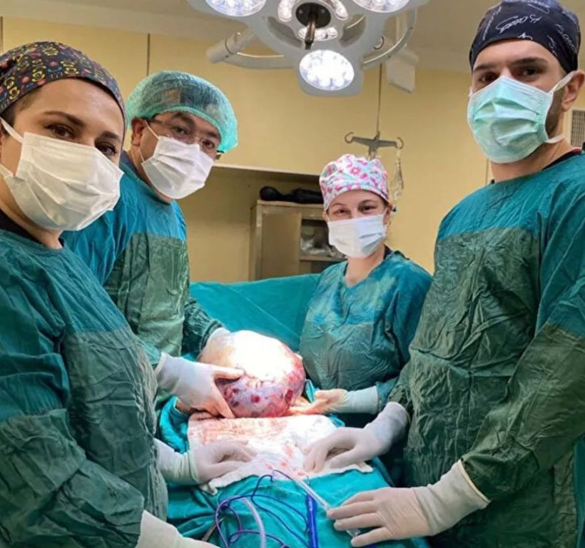 Nefes darlığı şikayetiyle hastaneye giden kadının karnından öyle bir şey çıktı ki! - Resim: 2