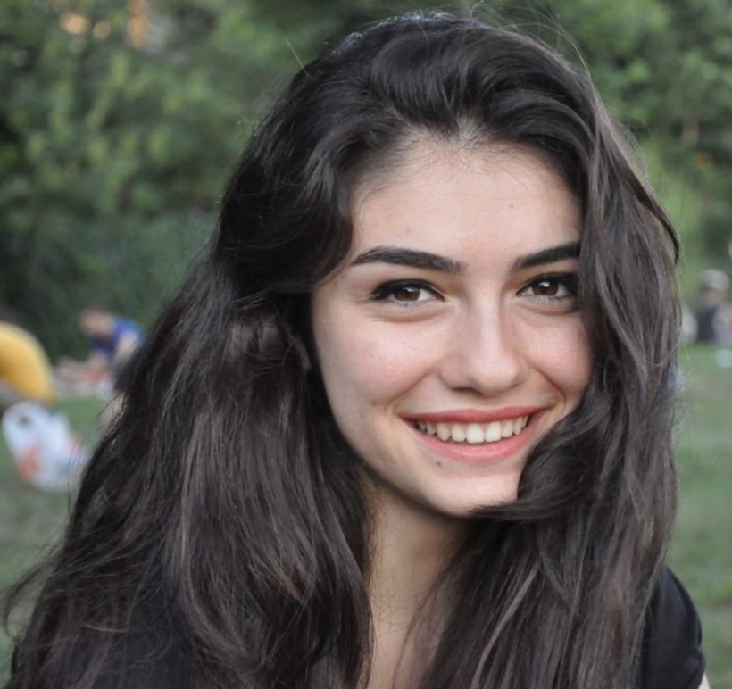 Hazar Ergüçlü ödül gecesi tarzı ile olay yarattı! Karelerine beğeni yağdı - Resim: 1