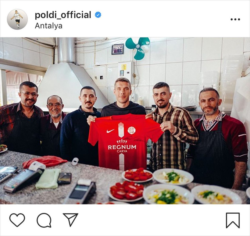 Lukas Podolski Müslüm Gürses dinliyor oklavayla yufka açıyor - Resim: 4
