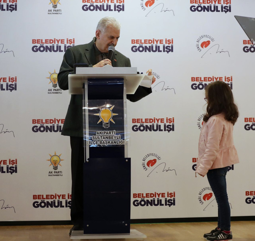 Binali Yıldırım kürsüde konuşurken küçük bir kız gelip bir not verdi! - Resim: 2