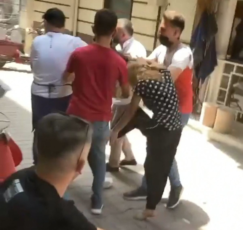 Bursa'da kavga eden genç kızların görüntüsü! 4 esnaf zor ayırdı saçlarını yoldular - Resim: 3