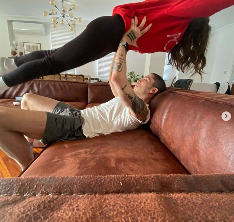 Can Bonomo ve Öykü Karayel'in karantina pozu eşini havaya kaldırdı! - Resim: 2