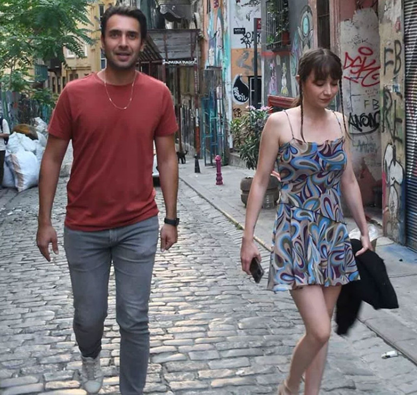 Ulaş Tuna Astepe gizemli aşkı ile Galata'da görüntülendi! - Resim: 3