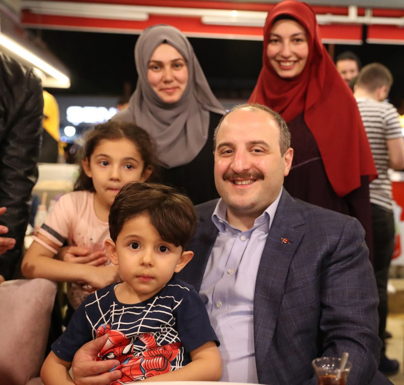 Bakan Mustafa Varank gençlerin Twitter’dan sahur davetini kırmadı - Resim: 1