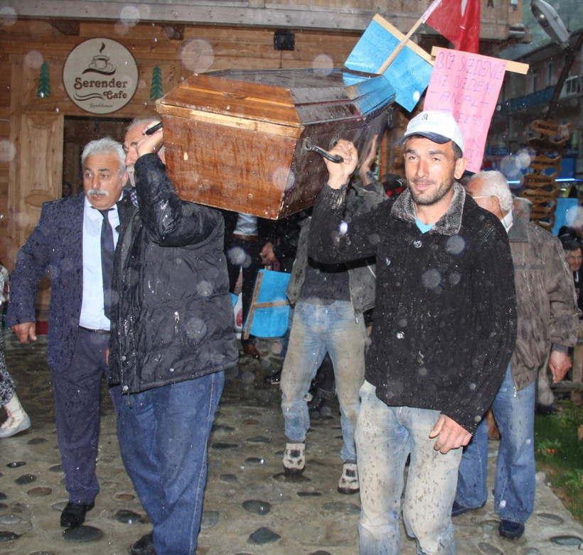 Rizeliler yine yaptı yapacağını! Yağmur bastırınca tabutu... - Resim: 4