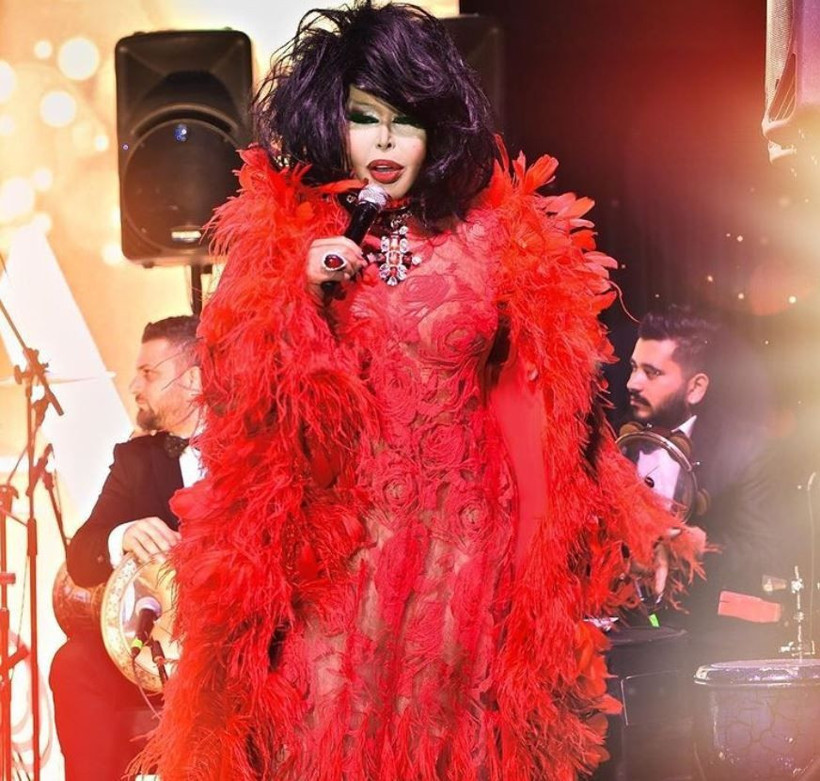 Bülent Ersoy'a Anıtkabir'de asker şemsiye tuttu Twitter'dan tepki yağdı: Şehit yakını mı , gazi mi... - Resim: 1