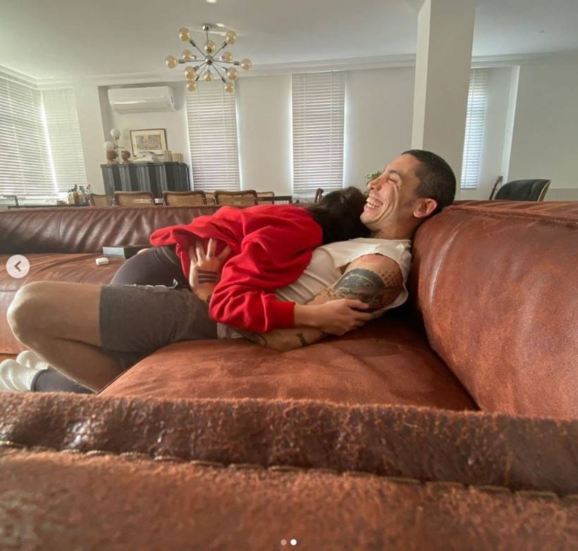 Can Bonomo ve Öykü Karayel'in karantina pozu eşini havaya kaldırdı! - Resim: 1