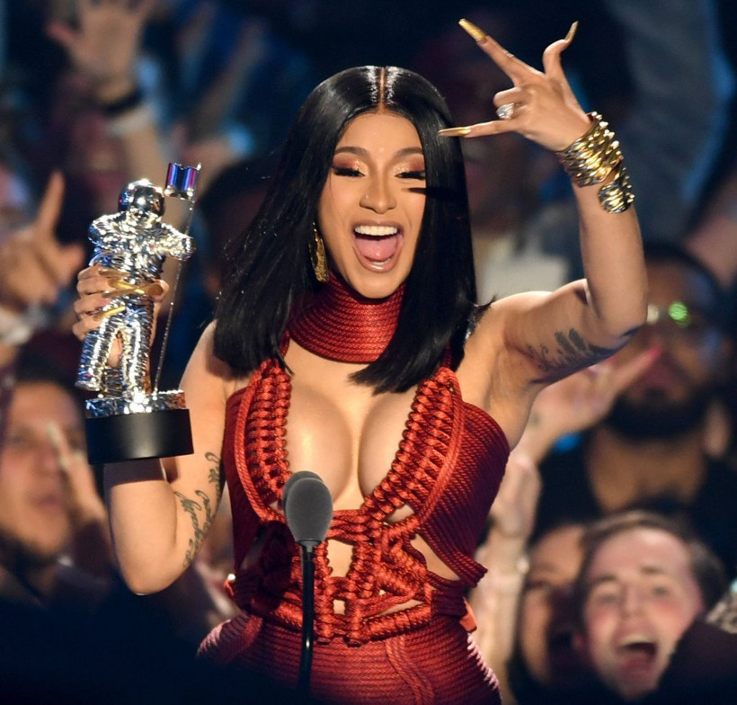 Ünlü şarkıcı Cardi B. kazayla çıplak fotoğrafını sosyal medyada paylaştı! - Resim: 1