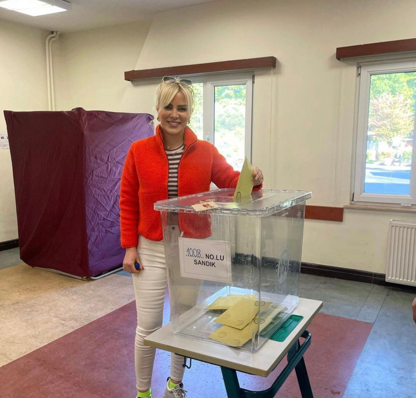 Ünlü isimler sandık başında fotoğraflarını paylaştı - Resim: 1