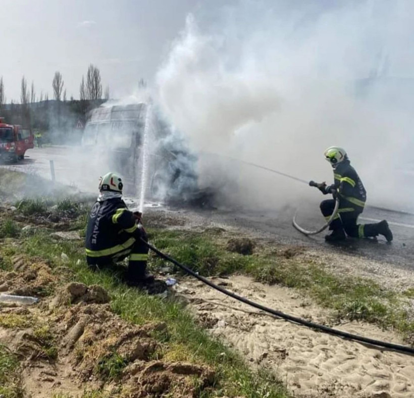 Seyir halinde cayır cayır yandı! Geriye metal yığını kaldı! - Resim: 3