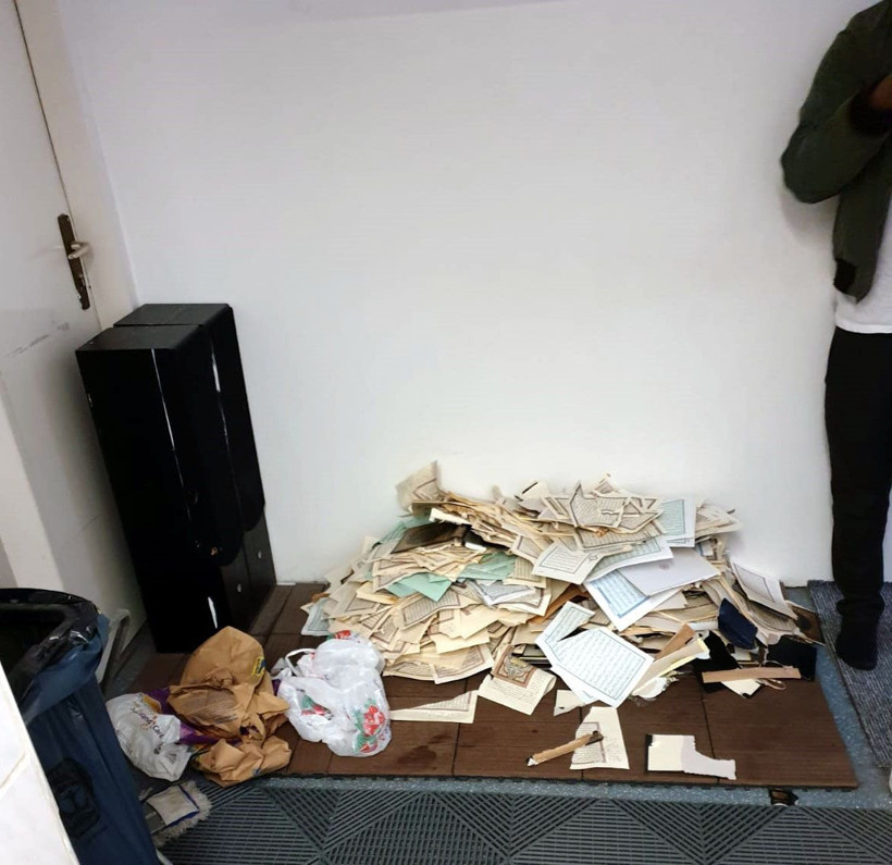 İslam'a iğrenç saldırı! Kuran sayfalarını yırtıp klozetin üzerine koydular - Resim: 1