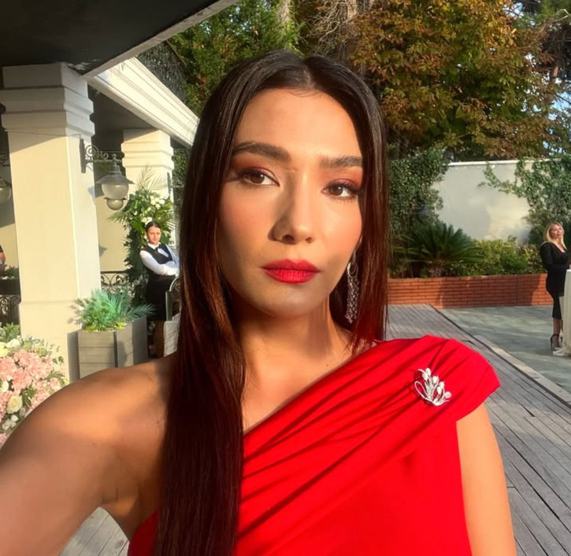 Aybüke Pusat çarşafa girdi! Verdiği pozlar çok konuşuldu - Resim: 1