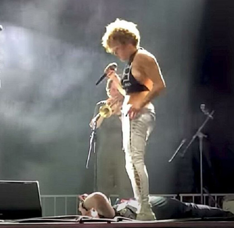 Hayranının suratına işeyen Sophie Urista'dan ilk açıklama - Resim: 4