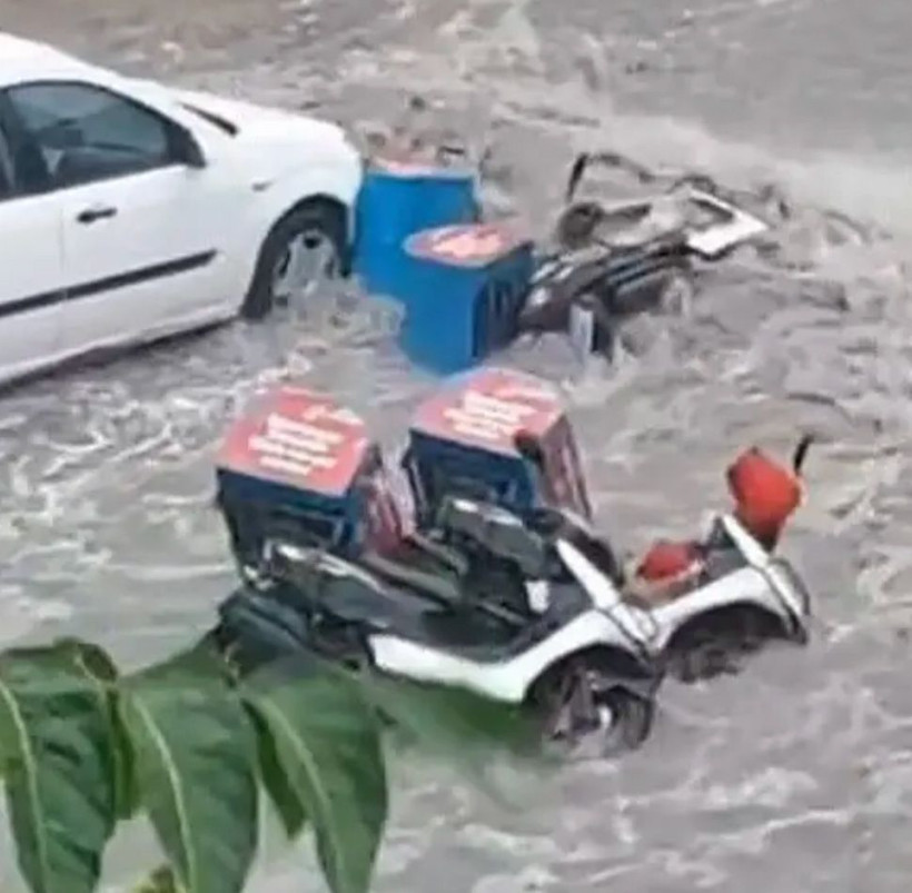 Sağanak fena vurdu Ankara adeta göle döndü! Çöken yol otomobili böyle yuttu - Resim: 4