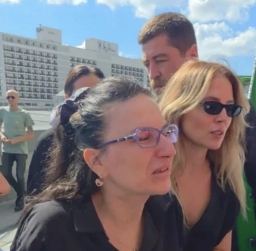 Ünlü oyuncu Serhat Kılıç'a veda! Babasının vedası herkesi ağlattı, kız arkadaşı ayakta duramadı - Resim: 4