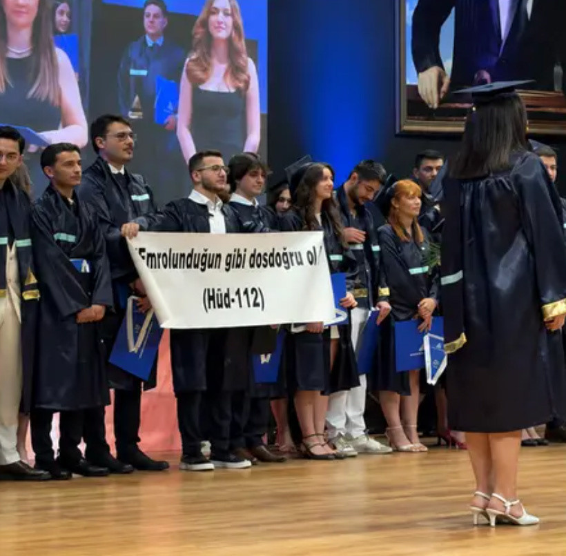 Yeditepe Üniversitesi'nde ayet yazılı pankart indirilmeye çalışıldı! Vali Davut Gül'den paylaşım - Resim: 0