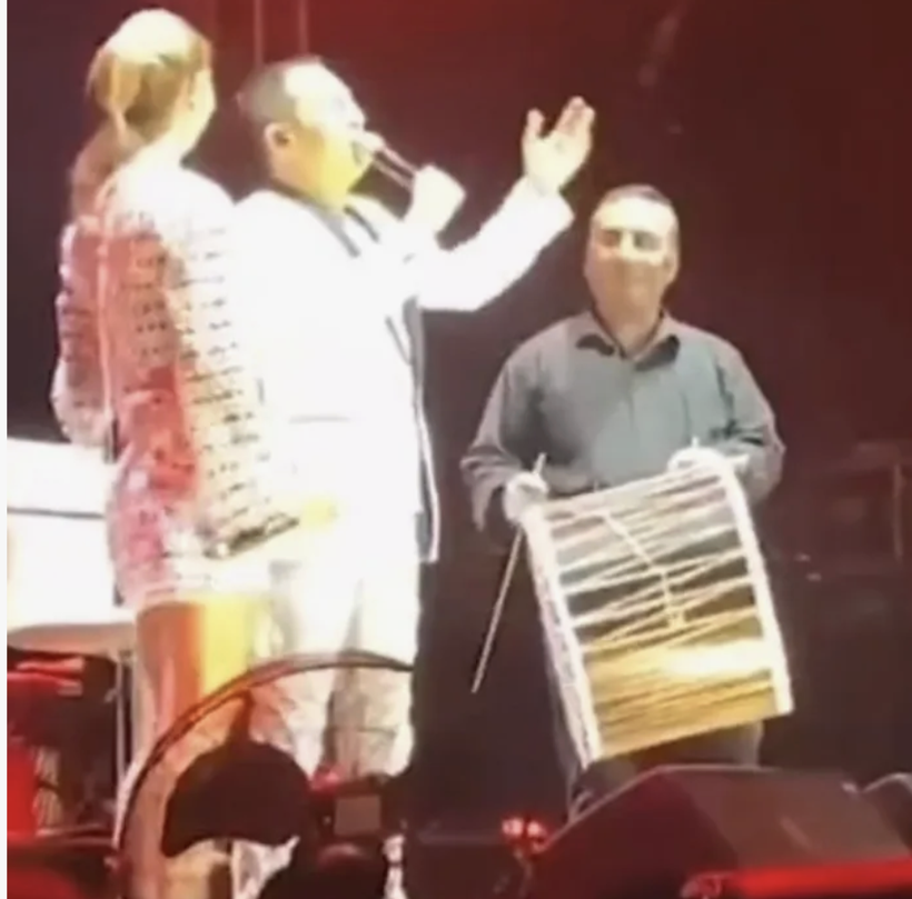 İzleyenler panik oldu! MS hastası Serdar Ortaç sahnede öyle bir düştü ki... - Resim: 4