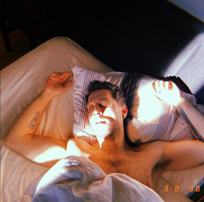 Uraz Kaygılaroğlu yatak pozunu paylaştı fotoğrafı çeken merak konusu oldu - Resim: 2