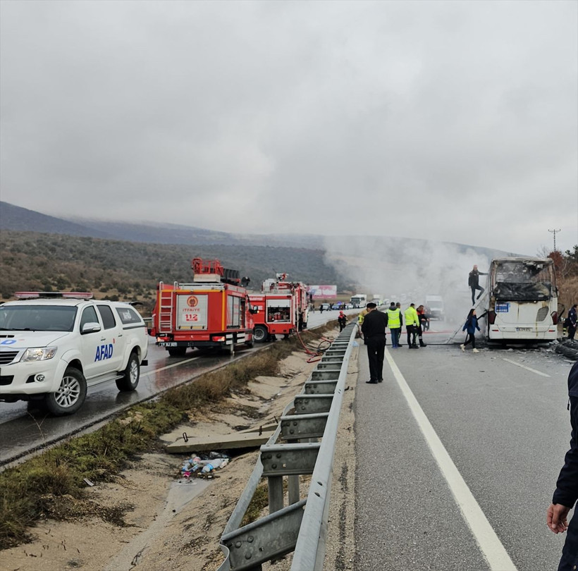 Yolcu otobüsü kamyona çarptı alev topuna döndü! Feci kazada ölenler ve yaralılar var - Resim: 2