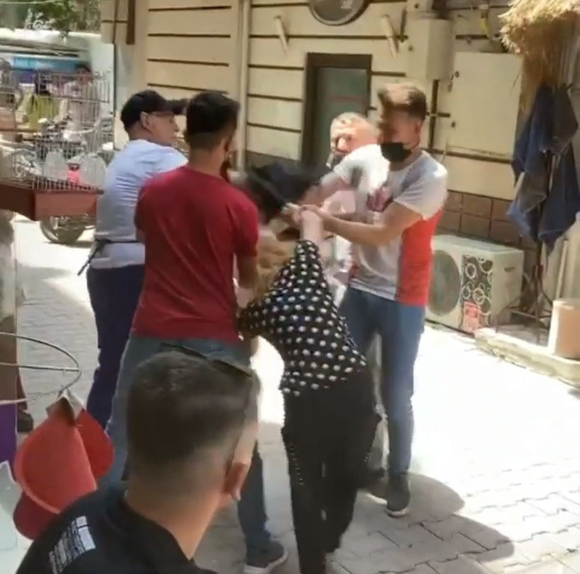 Bursa'da kavga eden genç kızların görüntüsü! 4 esnaf zor ayırdı saçlarını yoldular - Resim: 2
