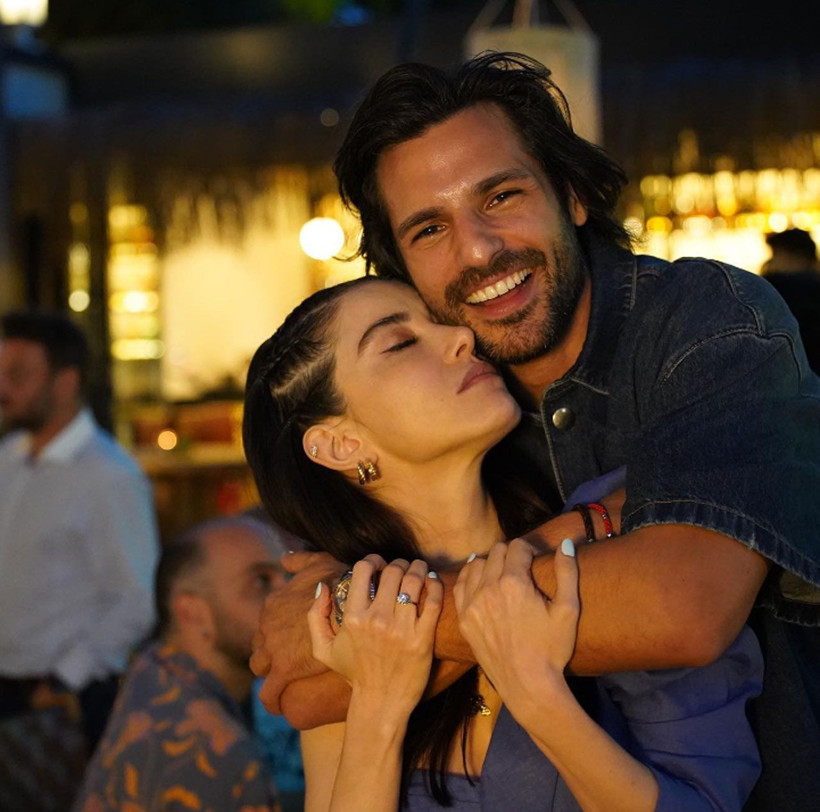 Tuzlu kahve terletti! Özge Gürel ile Serkan Çayoğlu nişanlandı - Resim: 1