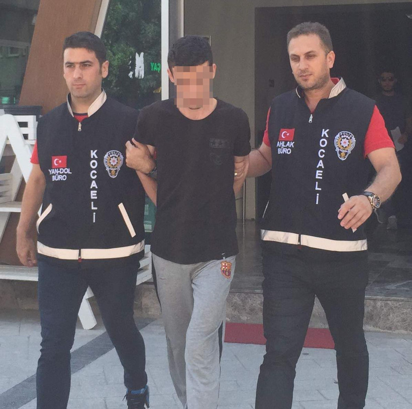 Polis baskınına önlem almışlar! Cami avlusu ve çevresinde fuhuş pazarlığına polis baskını! - Resim: 1