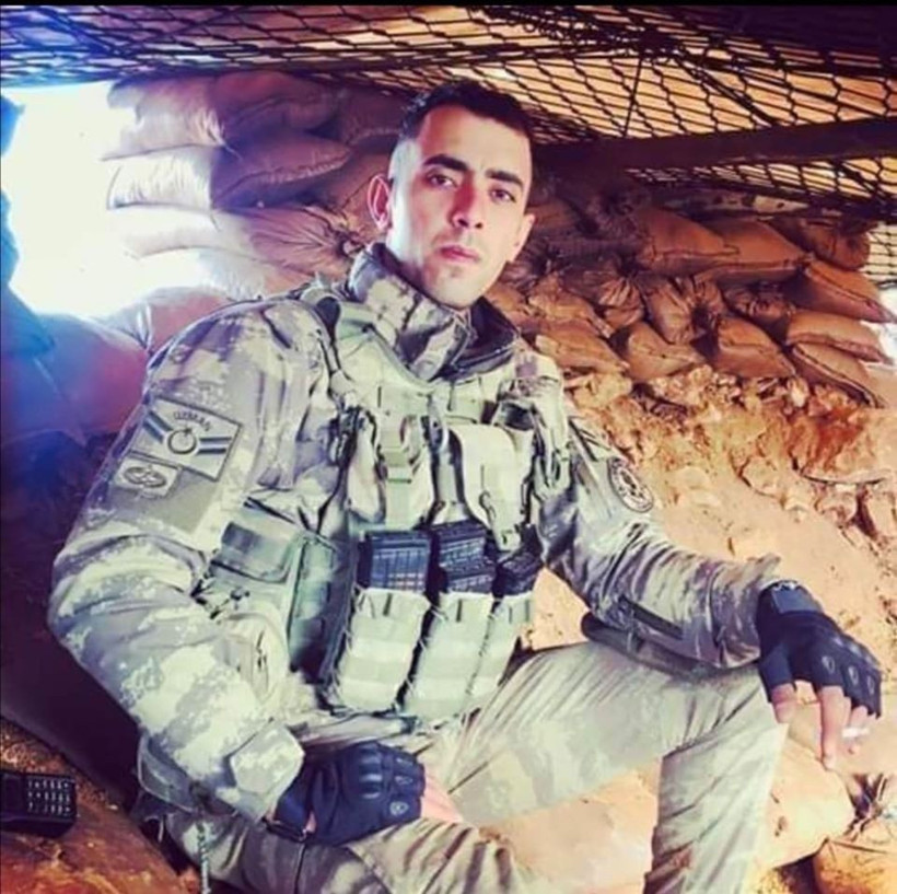 İdlib şehitleri Türkiye'yi ağlattı! Şehit cenazesinde CHP çelengi parçalandı - Resim: 2