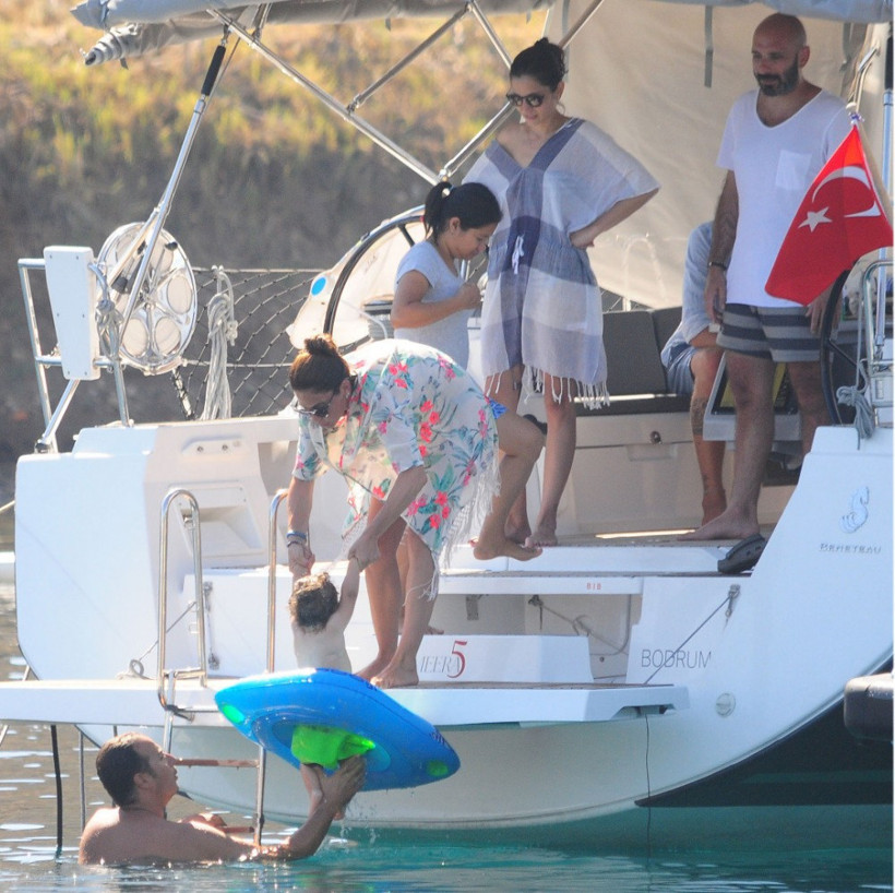 Zeynep Beşerler ve eşi dudak dudağa romantizm - Resim: 4