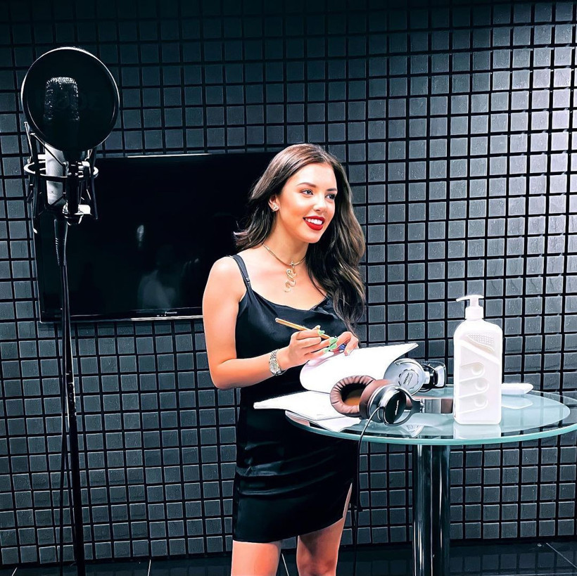 Tanga bikinisiyle havuzda şov yaptı! Aygün Aydın'ın cesur pozlarına tepki yağdı: Değerini düşürüyorsun - Resim: 2