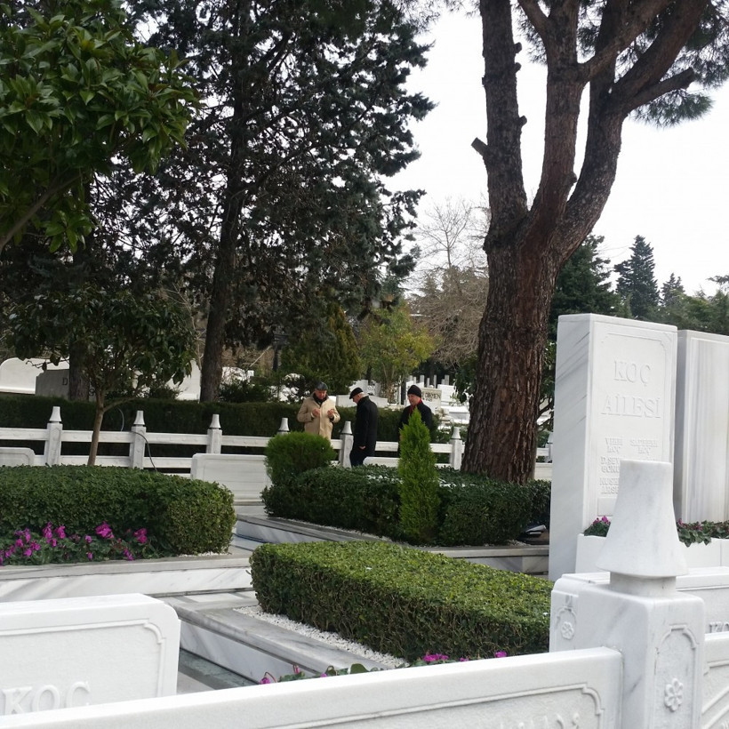 Mustafa Koç'un annesi ve halası mezarının başında... - Resim: 1