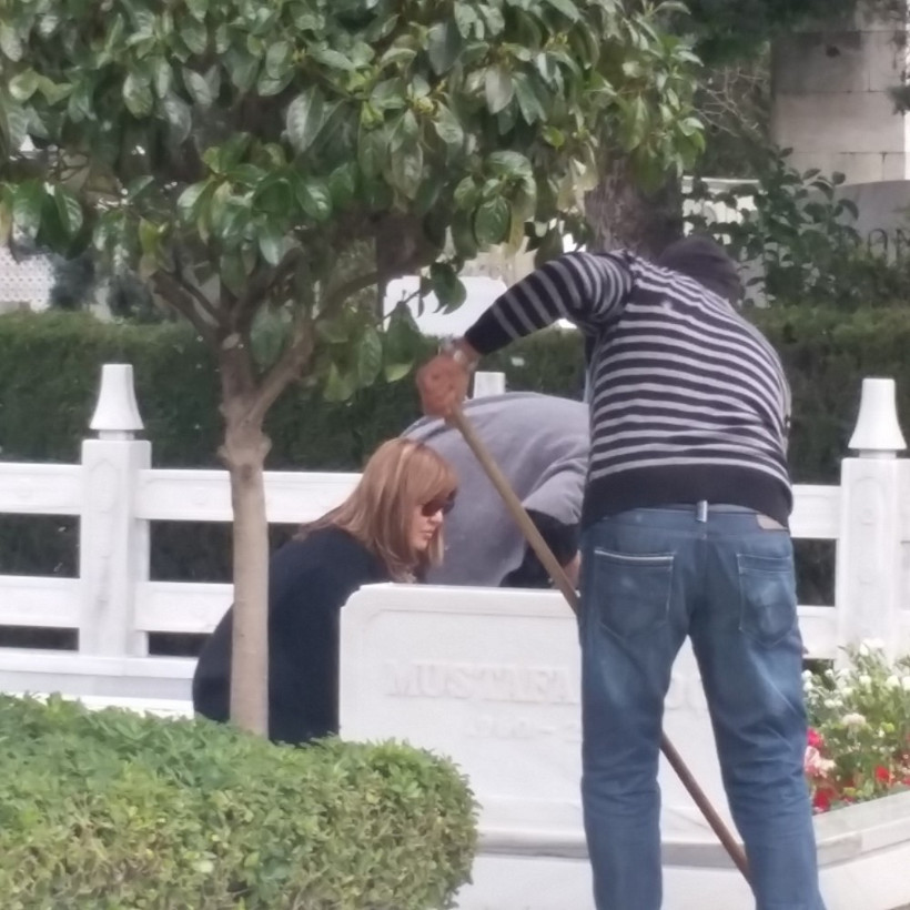 Mustafa Koç'un annesi ve halası mezarının başında... - Resim: 2