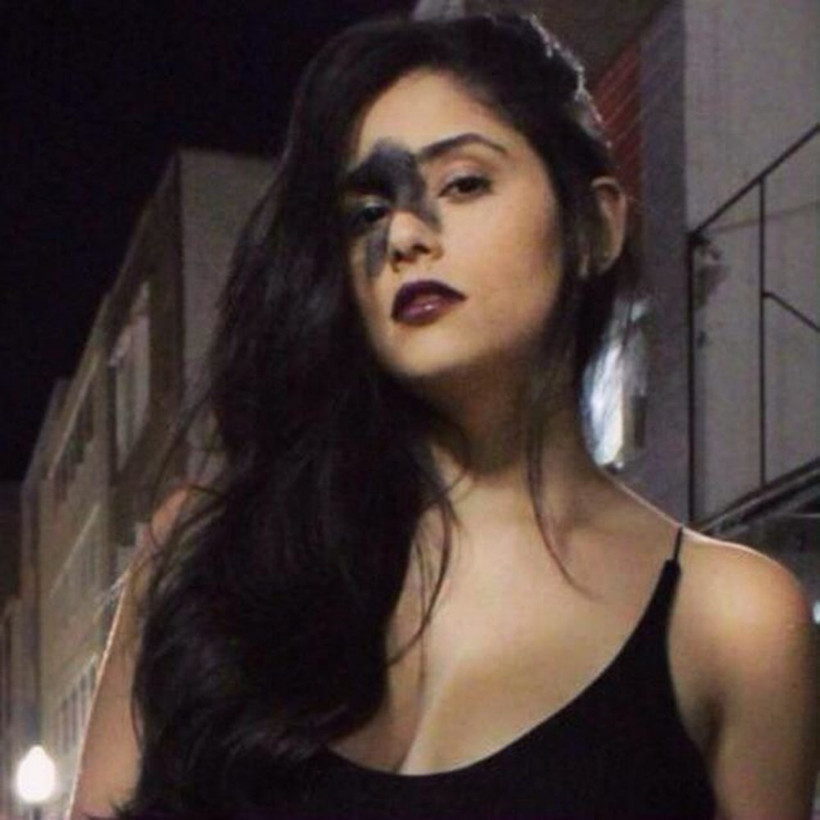 Yüzüyle uzun yıllar dalga geçilen kız model oldu! - Resim: 1