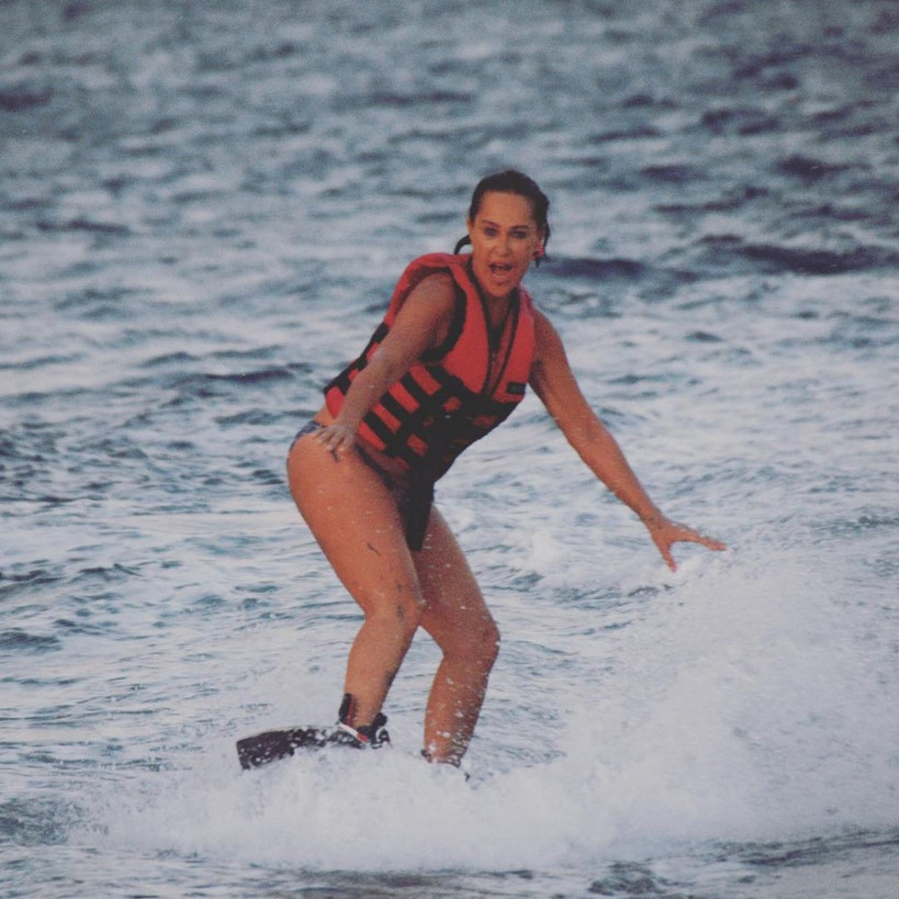 Hülya Avşar bikinisi ile poz verdi - Resim: 4