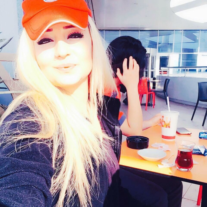 Güzelliğiyle büyüleyen kasiyer müşterileri fena dolandırdı - Resim: 4