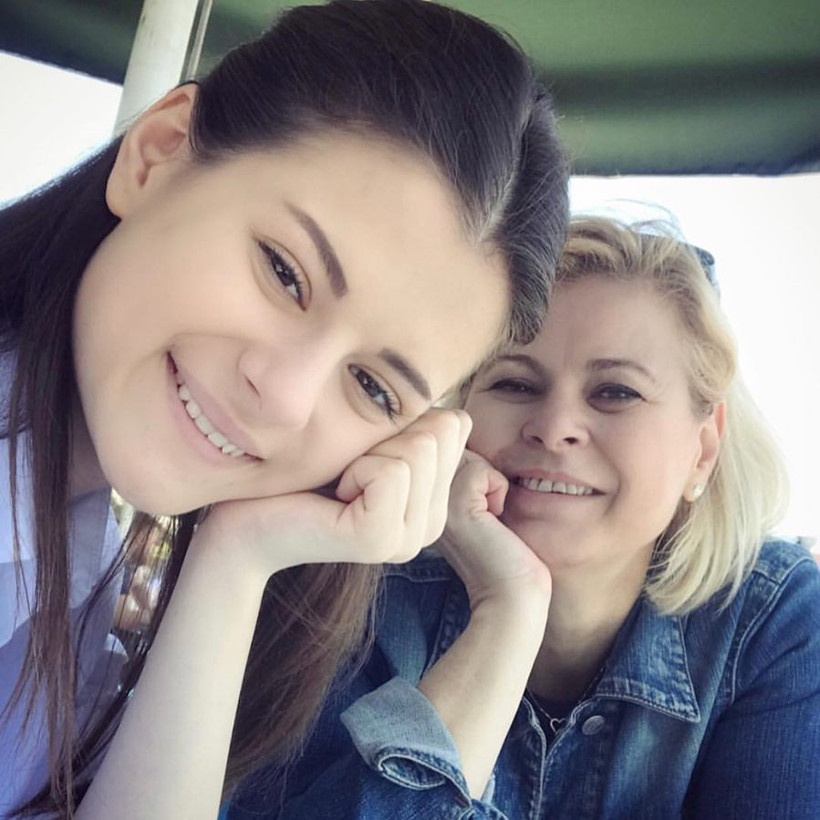  Kırgın Çiçekler'in güzel oyuncusunun annesi hayatını kaybetti - Resim: 3