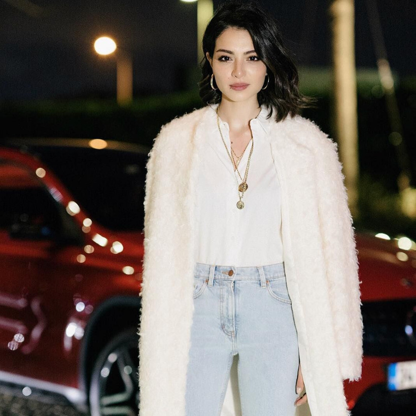 Çarpışma dizisinin seksi oyuncusu askerdeki futbolcu sevgilisi için gün sayıyor - Resim: 1