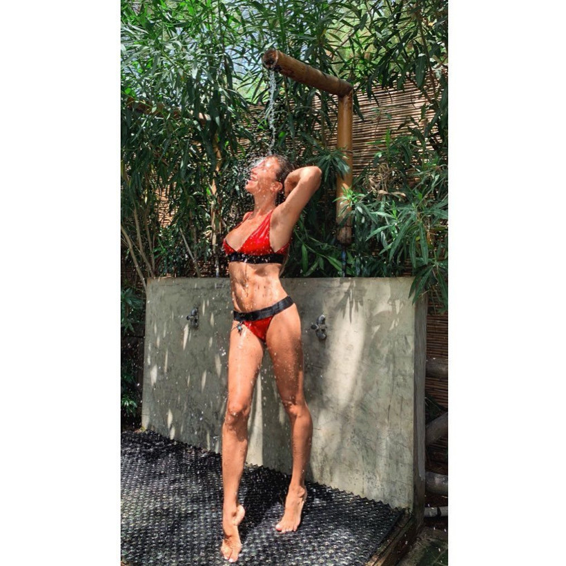 Ivana Sert, bikinili fotoğrafıyla genç kızlara taş çıkarttı - Resim: 4