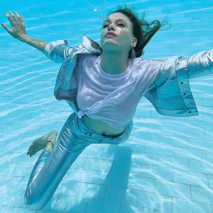 Serenay Sarıkaya bikinili pozuyla takipçilerini mest etti - Resim: 2