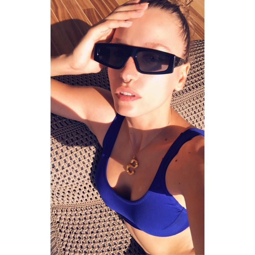 Serenay Sarıkaya'nın mini etekli pozu mest etti! Sosyal medyaya damga vurdu - Resim: 4