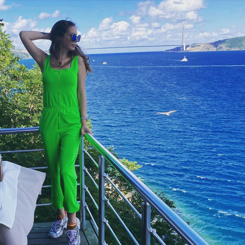 Tuğba Özerk pet şişeden elbisesi olay oldu! Dekoltesi göz kamaştırdı - Resim: 2