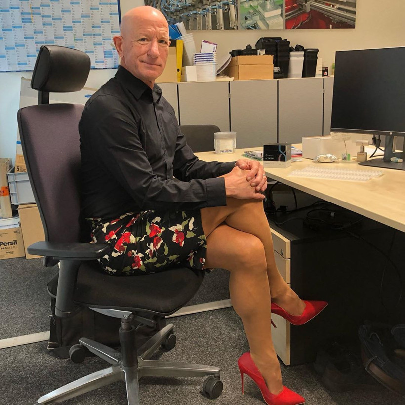 61 yaşındaki adamı görenler gözlerine inanamadı! Etek giyip işe gidiyor - Resim: 1