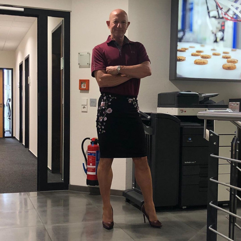 61 yaşındaki adamı görenler gözlerine inanamadı! Etek giyip işe gidiyor - Resim: 3