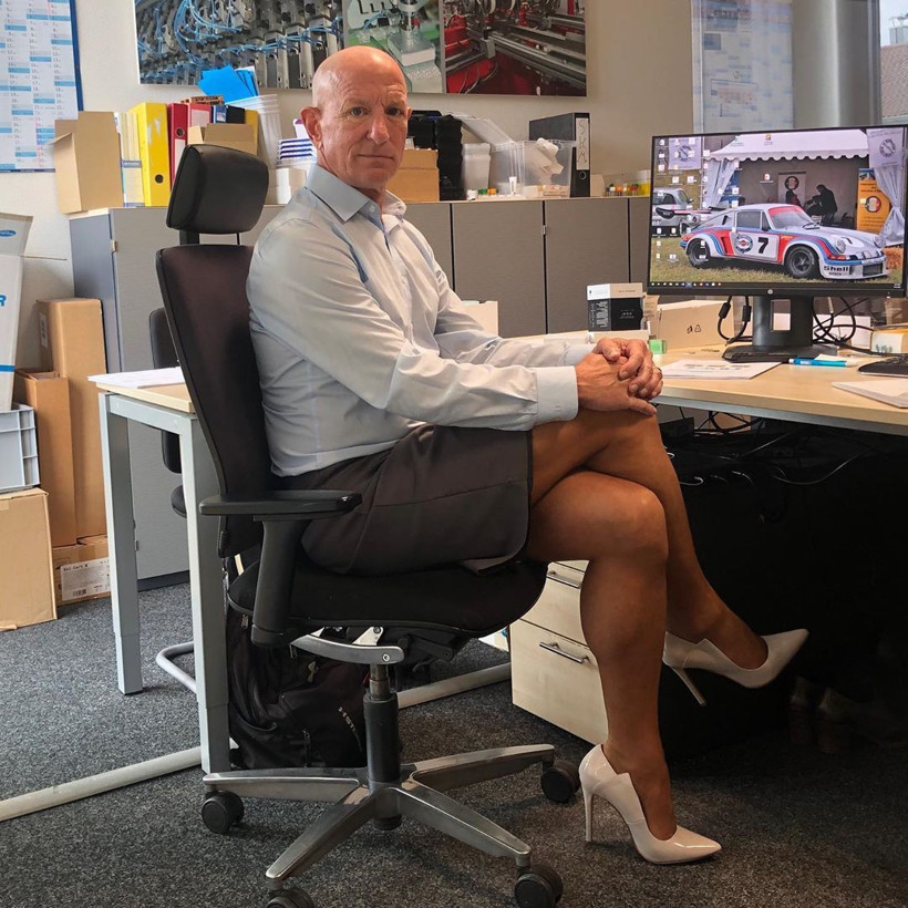 61 yaşındaki adamı görenler gözlerine inanamadı! Etek giyip işe gidiyor - Resim: 4