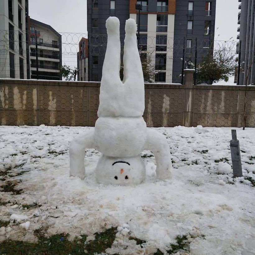 Bursa'da hayal gücünü zorlayan kardan adamlar! Kimi amuda kalkı kimi halay çekti - Resim: 1