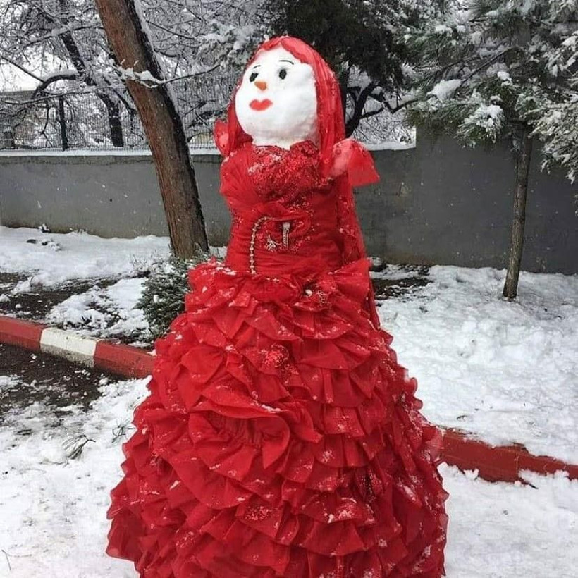 Bursa'da hayal gücünü zorlayan kardan adamlar! Kimi amuda kalkı kimi halay çekti - Resim: 3