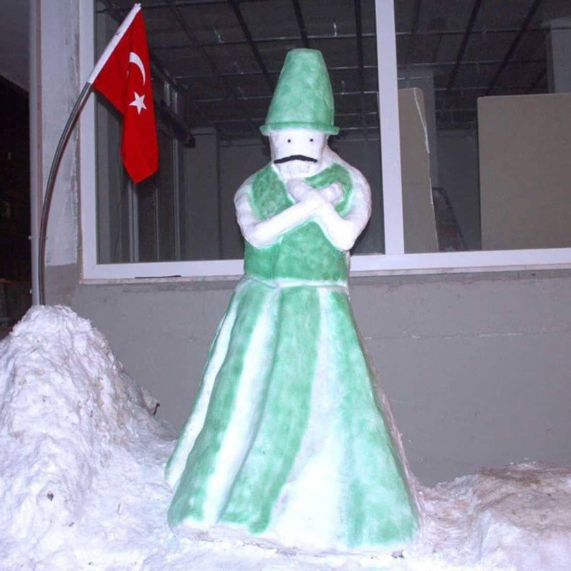 Bursa'da hayal gücünü zorlayan kardan adamlar! Kimi amuda kalkı kimi halay çekti - Resim: 4