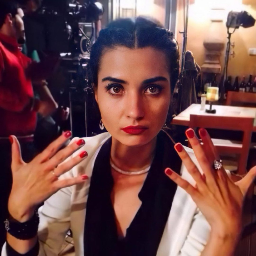 Gören kimse Tuğba Büyüküstün'ü tanımadı! Sefirin Kızı için değişti eski halinden eser yok - Resim: 4